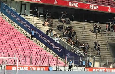 FC KOLN - MONCHENGLADBACH 0-1 // Le-au împuțit tribuna! Rivalitate dusă la extrem în Bundesliga