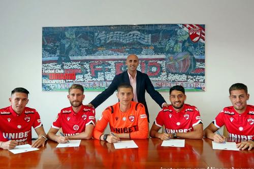 Dinamo a anunțat că le-a prelungit contractele lui Ricardo Grigore, Robert Moldoveanu, Marco Ehmann, Geani Crețu și Mihai Eșanu.