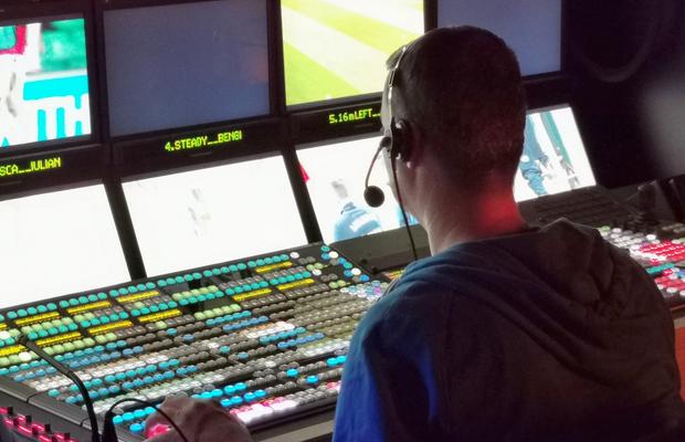 Imagine rară cu unul dintre comentatorii meciului FCU Craiova - FCSB » „Eram plin de sânge și nea Mircea a cerut să fiu trecut peste gard!”