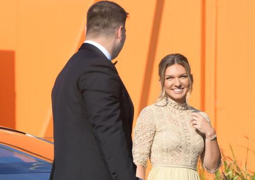 Simona Halep, a 11-a jucătoare a lumii, s-a căsătorit miercuri cu Toni Iuruc. Criticul de modă Iulia Albu a lăudat ținutele miresei.