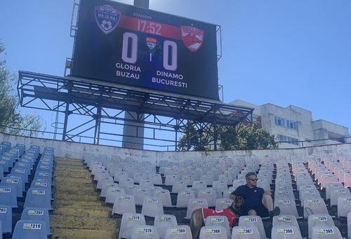 Tina, alături de stăpânul ei, la stadion // foto: Sports NET