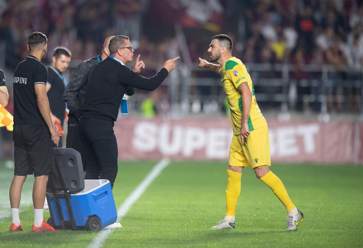 Detaliul remarcat de Mutu + s-a amuzat când a fost întrebat de gazon: „Nu mă pricep la iarbă, în sensul că nu știu cum se întreține” :D