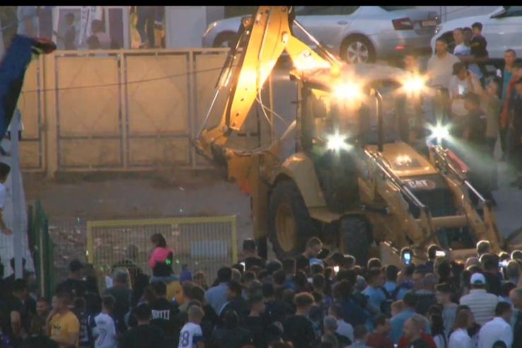 Primul buldozer a intrat duminică seara pe „bătrânul” stadion „Nicolae Dobrin” din Pitești,