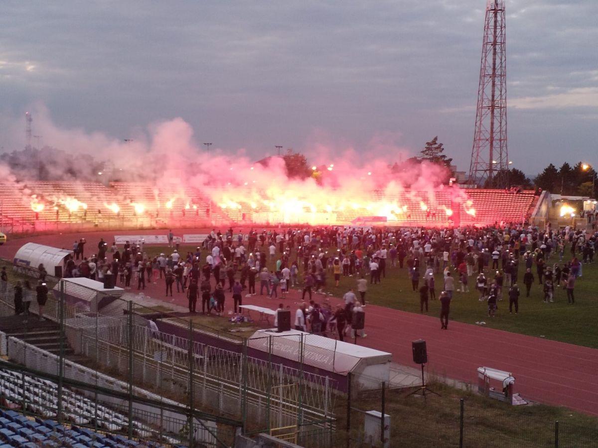 A intrat buldozerul! » Începe demolarea stadionului istoric din România: sute de oameni au venit să-și ia rămas bun de la arenă