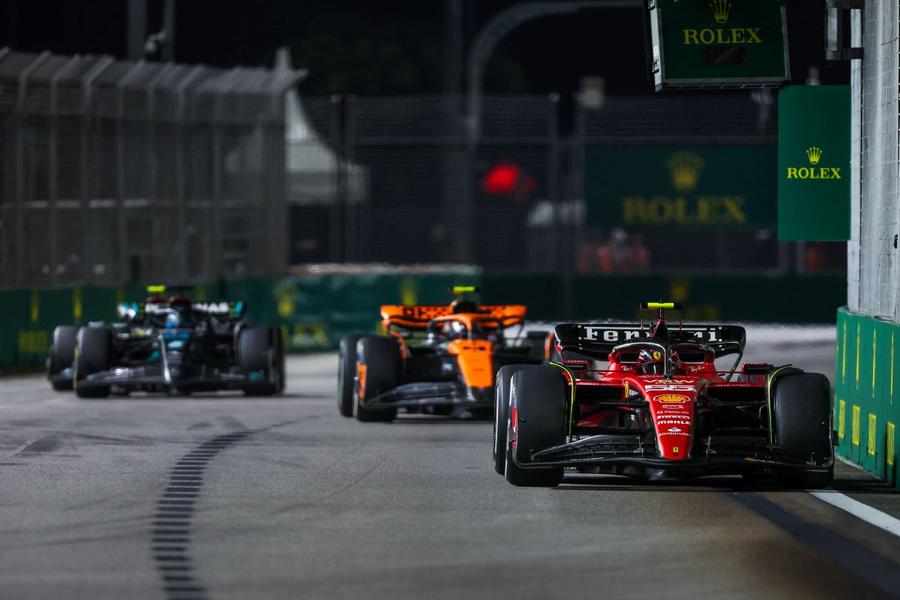 Carlos Sainz înaintea lui Lando Norris și a lui Lewis Hamilton înainte de finiș Foto Imago Carlos Sainz, învingător în Singapore: „Eram sub presiune, dar am avut controlul în fiecare moment