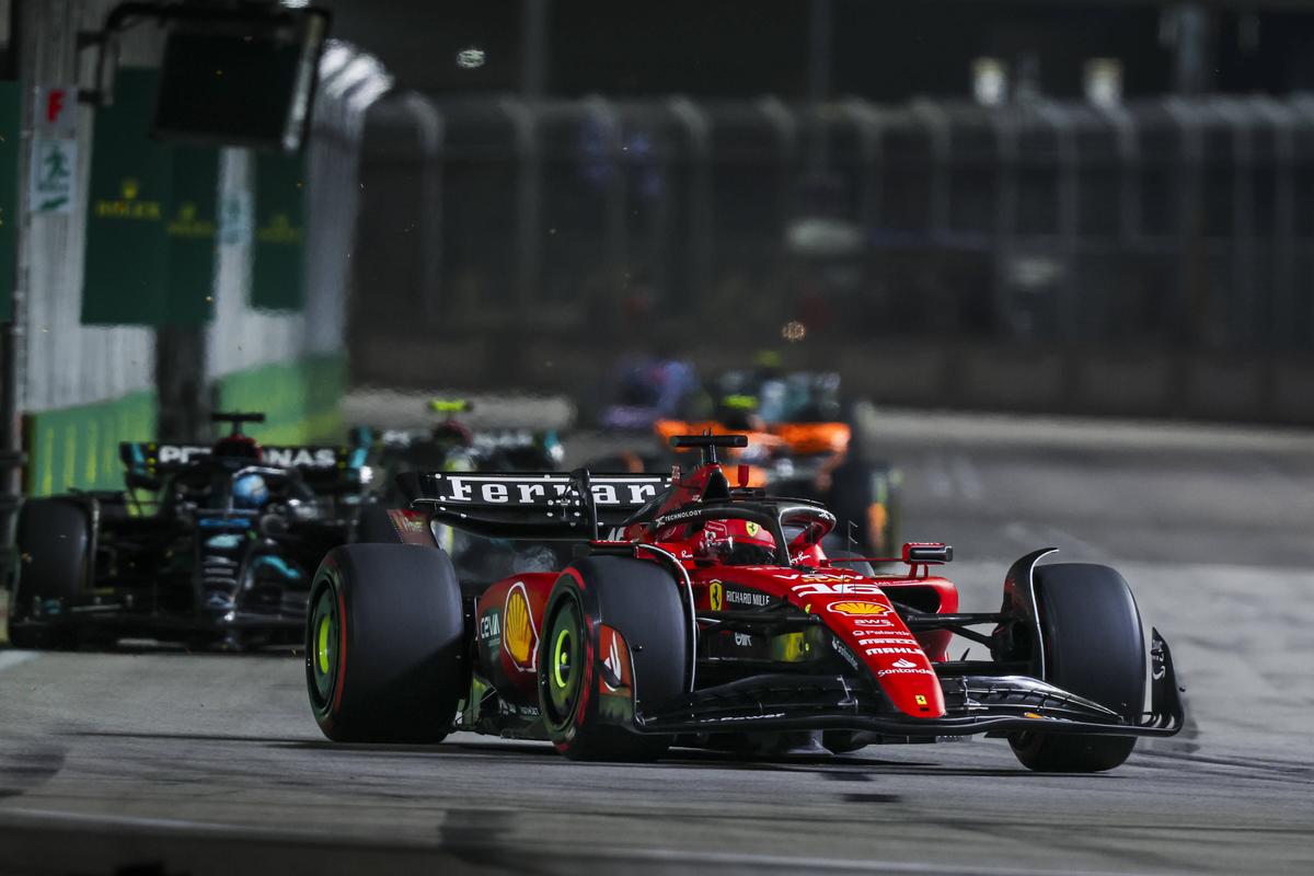Carlos Sainz, victorie în Marele Premiu de Formula 1 din Singapore după o cursă perfectă! Norris și Hamilton, pe podium