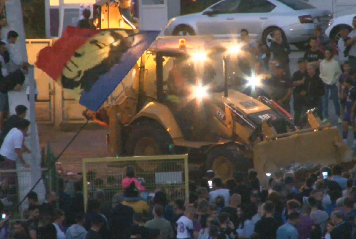 A intrat buldozerul! » Începe demolarea stadionului istoric din România: sute de oameni au venit să-și ia rămas bun de la arenă
