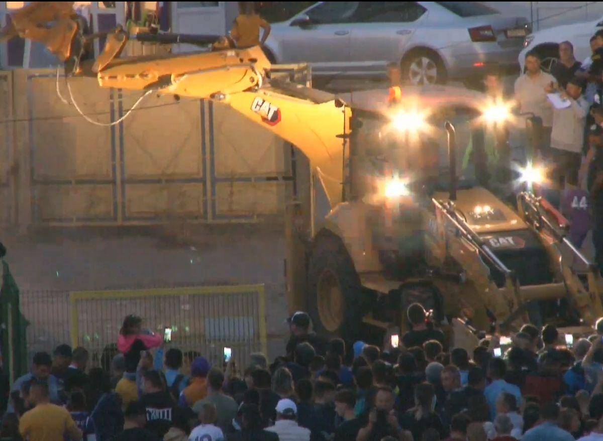 A intrat buldozerul! » Începe demolarea stadionului istoric din România: sute de oameni au venit să-și ia rămas bun de la arenă