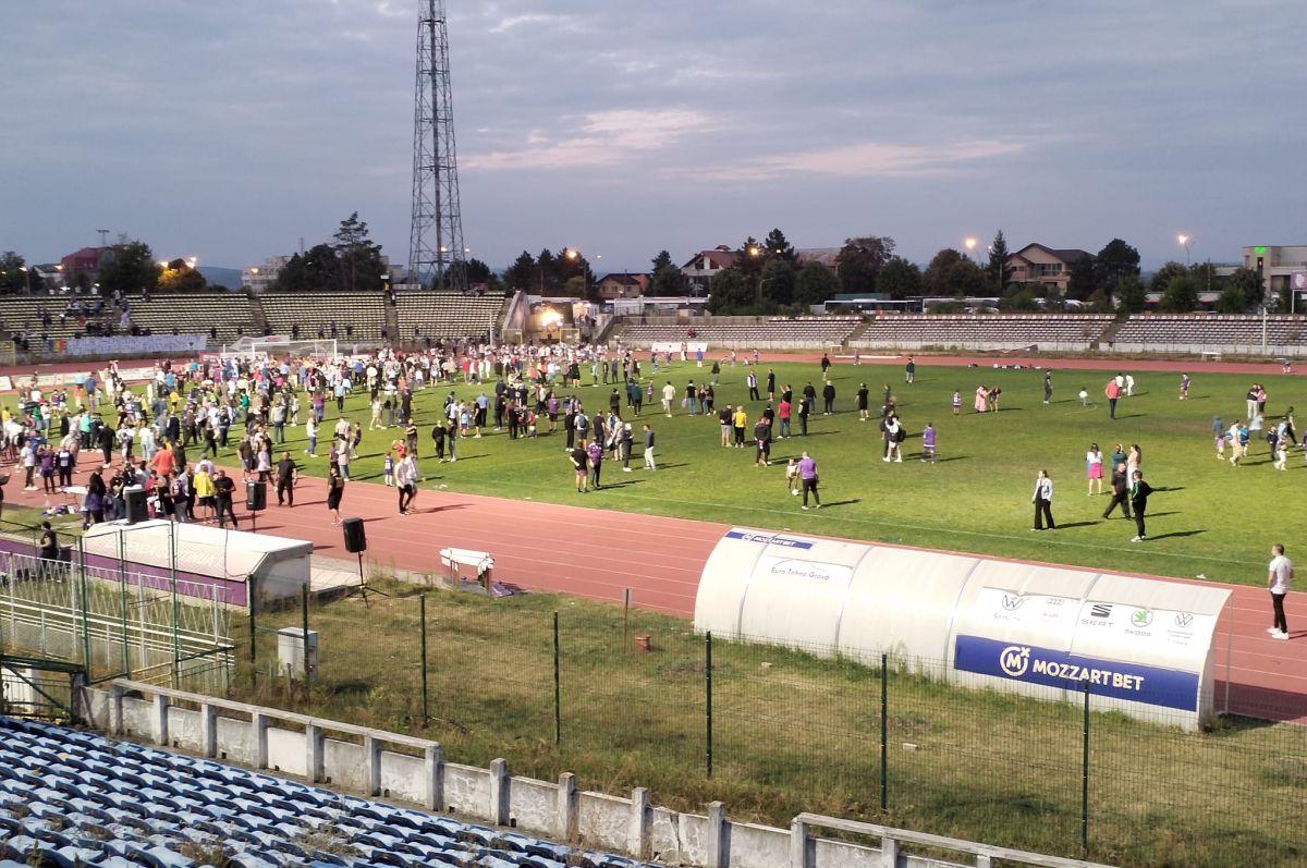 A intrat buldozerul! » Începe demolarea stadionului istoric din România: sute de oameni au venit să-și ia rămas bun de la arenă