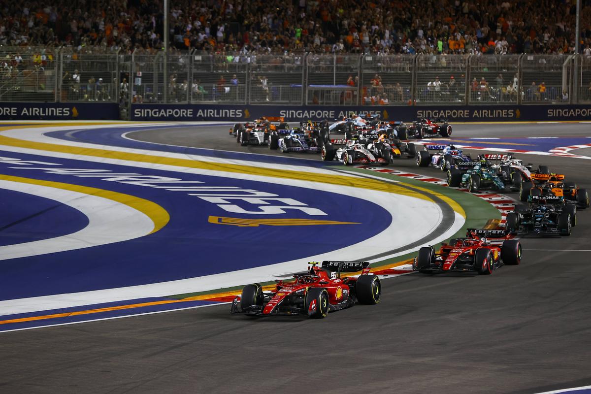 Carlos Sainz, victorie în Marele Premiu de Formula 1 din Singapore după o cursă perfectă! Norris și Hamilton, pe podium