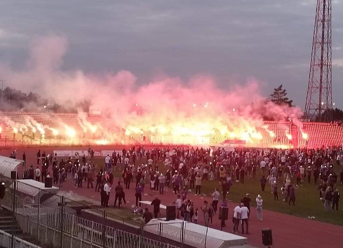 A intrat buldozerul! » Începe demolarea stadionului istoric din România: sute de oameni au venit să-și ia rămas bun de la arenă