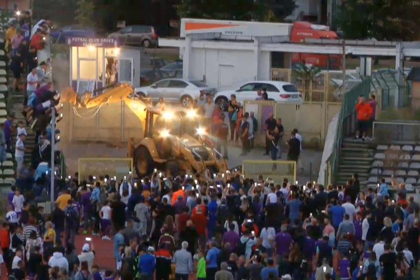 Primul buldozer a intrat duminică seara pe „bătrânul” stadion „Nicolae Dobrin” din Pitești,