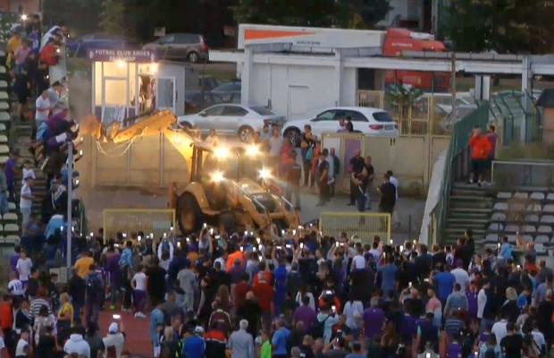 A intrat buldozerul! » Începe demolarea stadionului istoric din România: sute de oameni au venit să-și ia rămas bun de la arenă