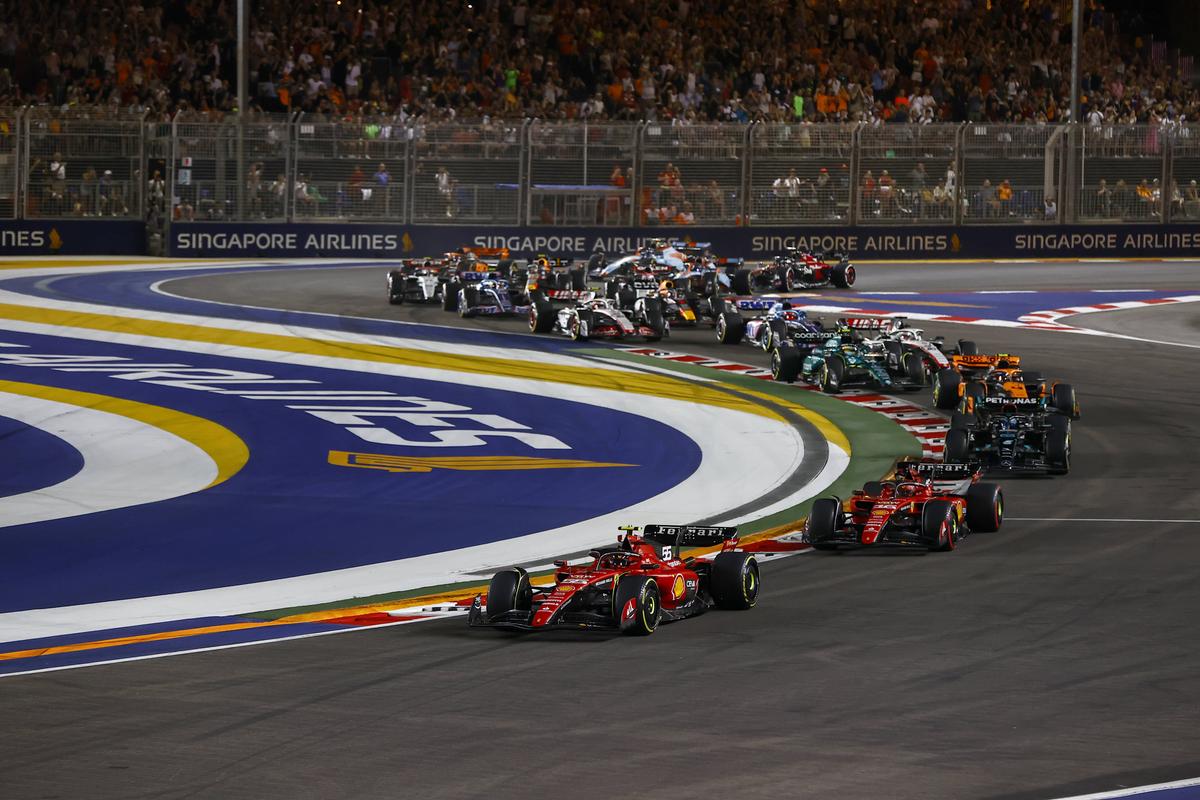 Carlos Sainz, victorie în Marele Premiu de Formula 1 din Singapore după o cursă perfectă! Norris și Hamilton, pe podium