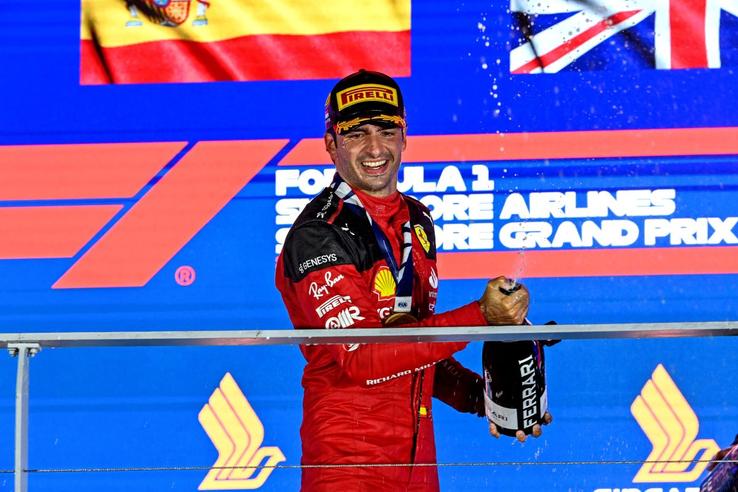 Carlos Sainz, sărbătorind victoria din Singapore // Foto: Imago