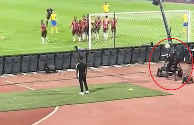 L-a făcut KO! Un cameraman, lovit în plin de Cristiano Ronaldo