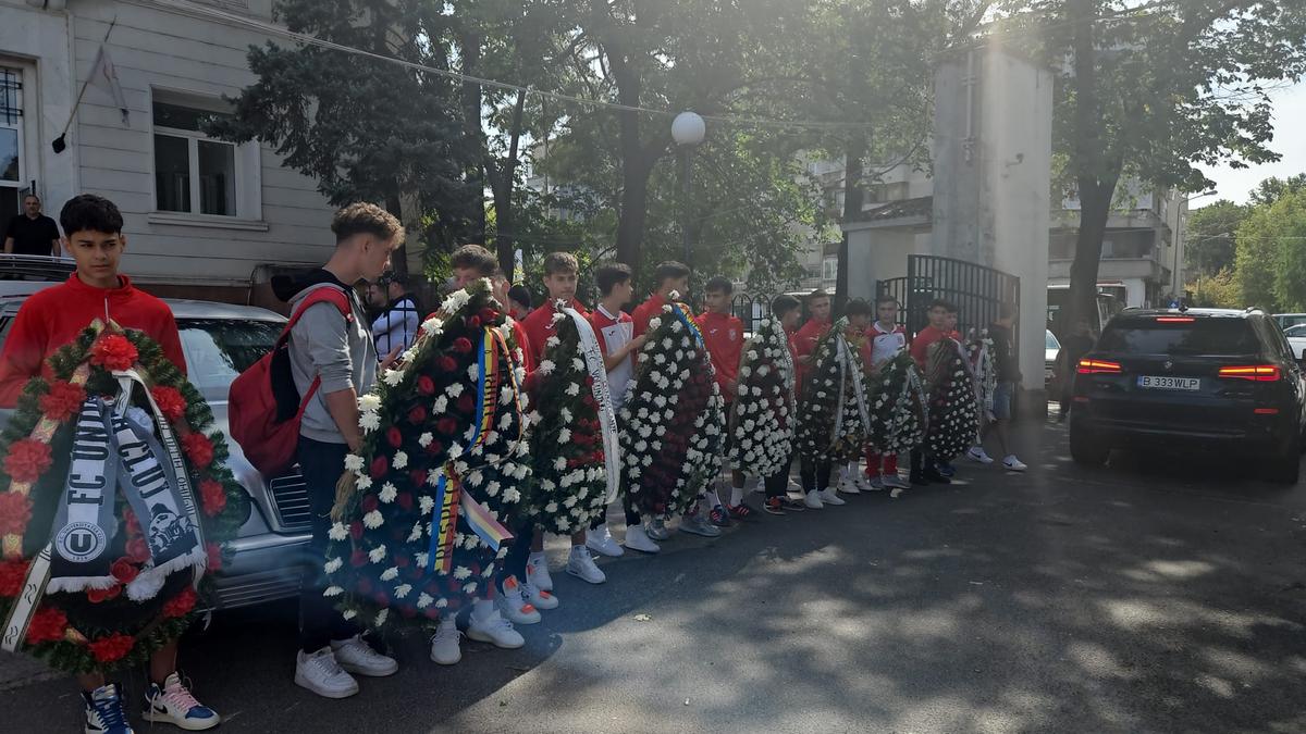 Ultima oară pe „Dinamo”: tur de onoare cu sicriul lui Gigi Mulțescu » Imagini tulburătoare: fostul lider din anii '80, venit în baston, a izbucnit în lacrimi