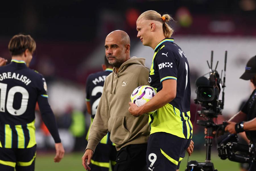 Pep Guardiola, alături de golgheterul său, Erling Haaland / Foto: Imago Guardiola a răbufnit când a fost întrebat de contractul cu Manchester City: „Sunt convins de asta. Plătesc pentru gestul lor!”