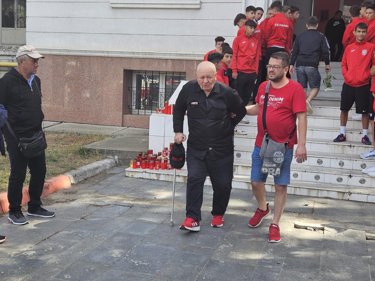 Ultima oară pe „Dinamo”: tur de onoare cu sicriul lui Gigi Mulțescu » Imagini tulburătoare: fostul lider din anii '80, venit în baston, a izbucnit în lacrimi