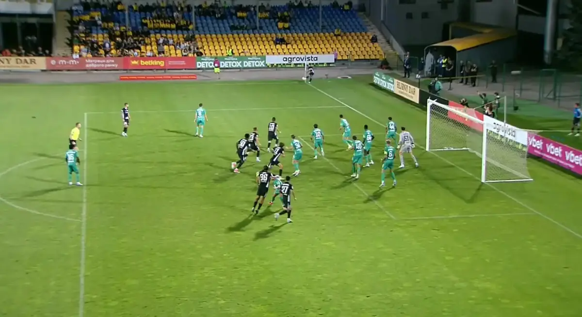 Nu se putea mai rău! Atacat de fanii lui Dinamo Kiev, Blănuță și-a dat AUTOGOL!