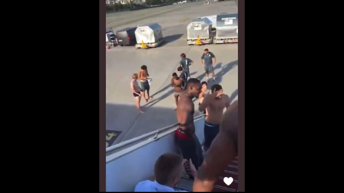 Au oferit imaginile săptămânii în Liga Campionilor » Toți fotbaliștii au rămas în chiloți în avion