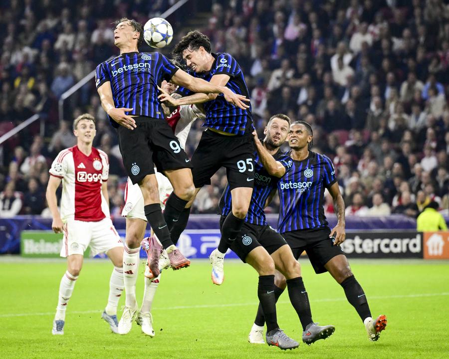 Francesco Esposito (stânga), jucătorul lăudat de Chivu după Ajax - Inter 0-2. FOTO: Imago Images Surpriză! Jucătorul lăudat de Chivu după Ajax - Inter: „A făcut o partidă mare, merită toate laudele!”