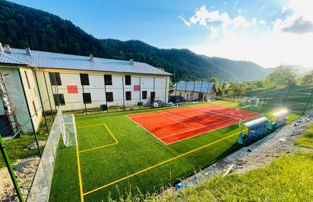 Școala viitorului în România: teren multisport modern cu gazon artificial