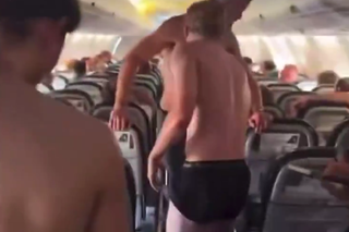 Au oferit imaginile săptămânii în Liga Campionilor » Toți fotbaliștii au rămas în chiloți în avion