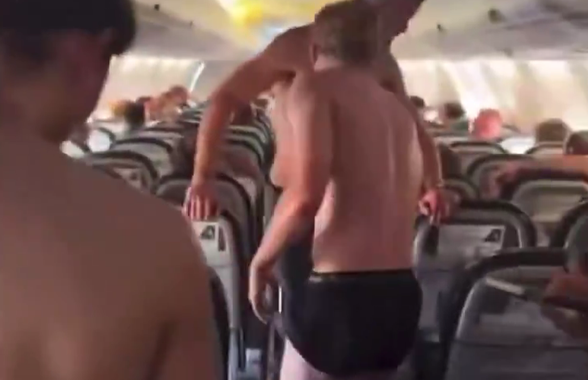 Au oferit imaginile săptămânii în Liga Campionilor » Toți fotbaliștii au rămas în chiloți în avion