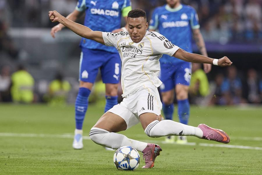 Kylian Mbappe a reușit a opta „dublă” la Real Madrid în victoria (2-1) cu Marseille. Mai are trei hatrickuri / Foto: Imago Mama lui Mbappe câștigă mai mult decât 8 jucători ai lui Real Madrid » Ce salariu îi plătește golgheterul francez!