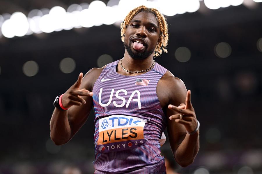 Noah Lyles, la Campionatele Mondiale de atletism de la Tokyo 2025 Foto: Guliver / Getty Images Adolescentul Gout Gout, în semifinalele probei de 200 metri a Campionatelor Mondiale, alături de Noah Lyles și Letsile Tebogo