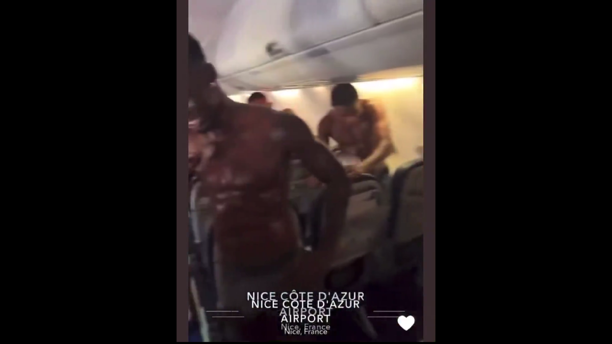 Au oferit imaginile săptămânii în Liga Campionilor » Toți fotbaliștii au rămas în chiloți în avion