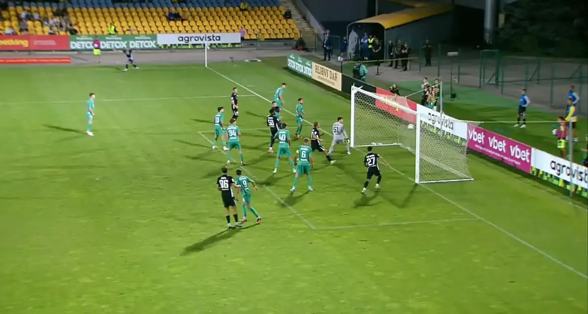 Nu se putea mai rău! Atacat de fanii lui Dinamo Kiev, Blănuță și-a dat AUTOGOL!