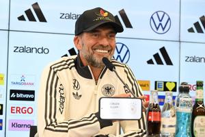 Jurgen Klopp își începe mandatul cu 44 de jucători: „Unul a râs două minute când l-am sunat”