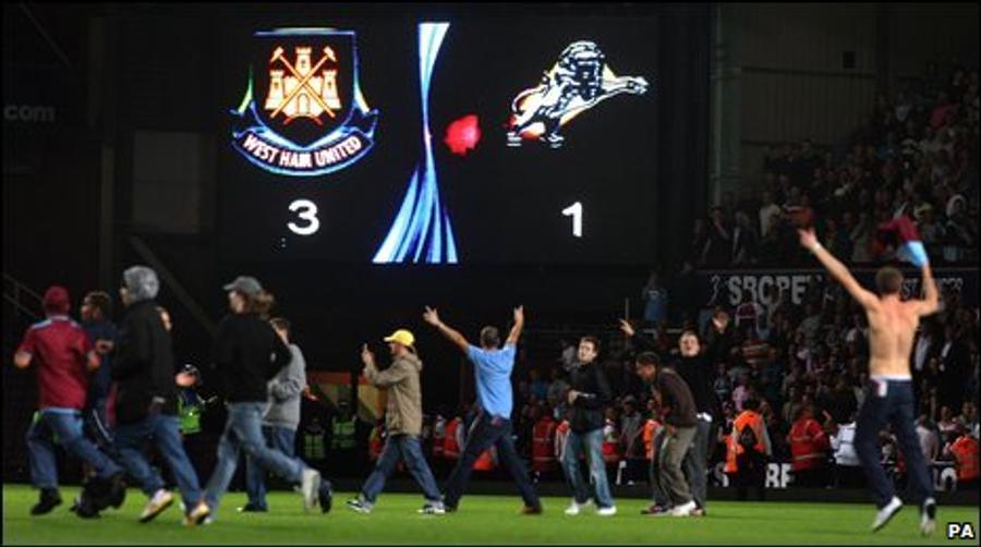 Bătaie între suporterii lui West Ham și Millwall Londra se pregătește cel mai tensionat derby din istoria fotbalului englez: Millwall și West Ham se întâlnesc pentru a 100-a oară
