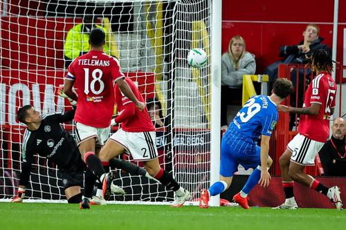 Maxim De Cuiper (în albastru) îi dă lovitura de grație lui Manchester United / Foto: Imago
