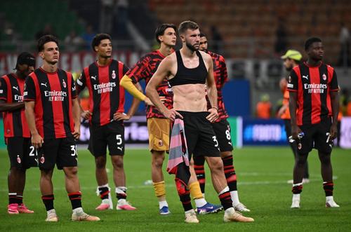 Jucătorii Milanului, la pământ după 0-2 cu Benfica / Foto: Imago