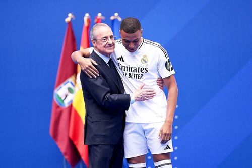 Florentino Perez, alături de Kylian Mbappe la prezentarea din 2024 / foto: Guliver/gettyimages