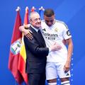 Florentino Perez, alături de Kylian Mbappe la prezentarea din 2024 / foto: Guliver/gettyimages