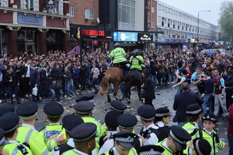 Bătaie între suporterii lui West Ham și Millwall Londra se pregătește cel mai tensionat derby din istoria fotbalului englez: Millwall și West Ham se întâlnesc pentru a 100-a oară