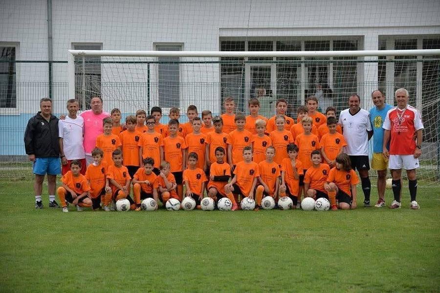 Marcel Răducanu (tricou roz), cu juniorii de la Cloppenburg / Foto: Facebook Ce face Marcel Răducanu după ce și-a închis școala de fotbal: „Sunt disponibil, dar de la FRF nu m-a căutat nimeni!” » Mesaj pentru Hagi: „Asta vreau să văd la națională!”