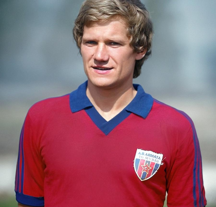 Ladislau Bölöni în tricoul lui AS Târgu Mureș // sursa foto: romaniansoccer.com Ladislau Bölöni, gata să se implice la echipa de tradiție: „M-a rugat cineva”