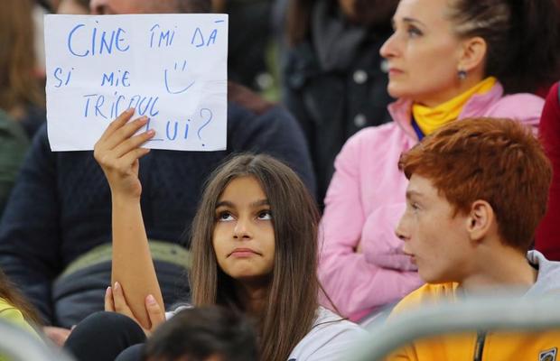 FOTO Naționala cu tricouri » Doar patru jucători le-au dat tricourile copiilor din tribune