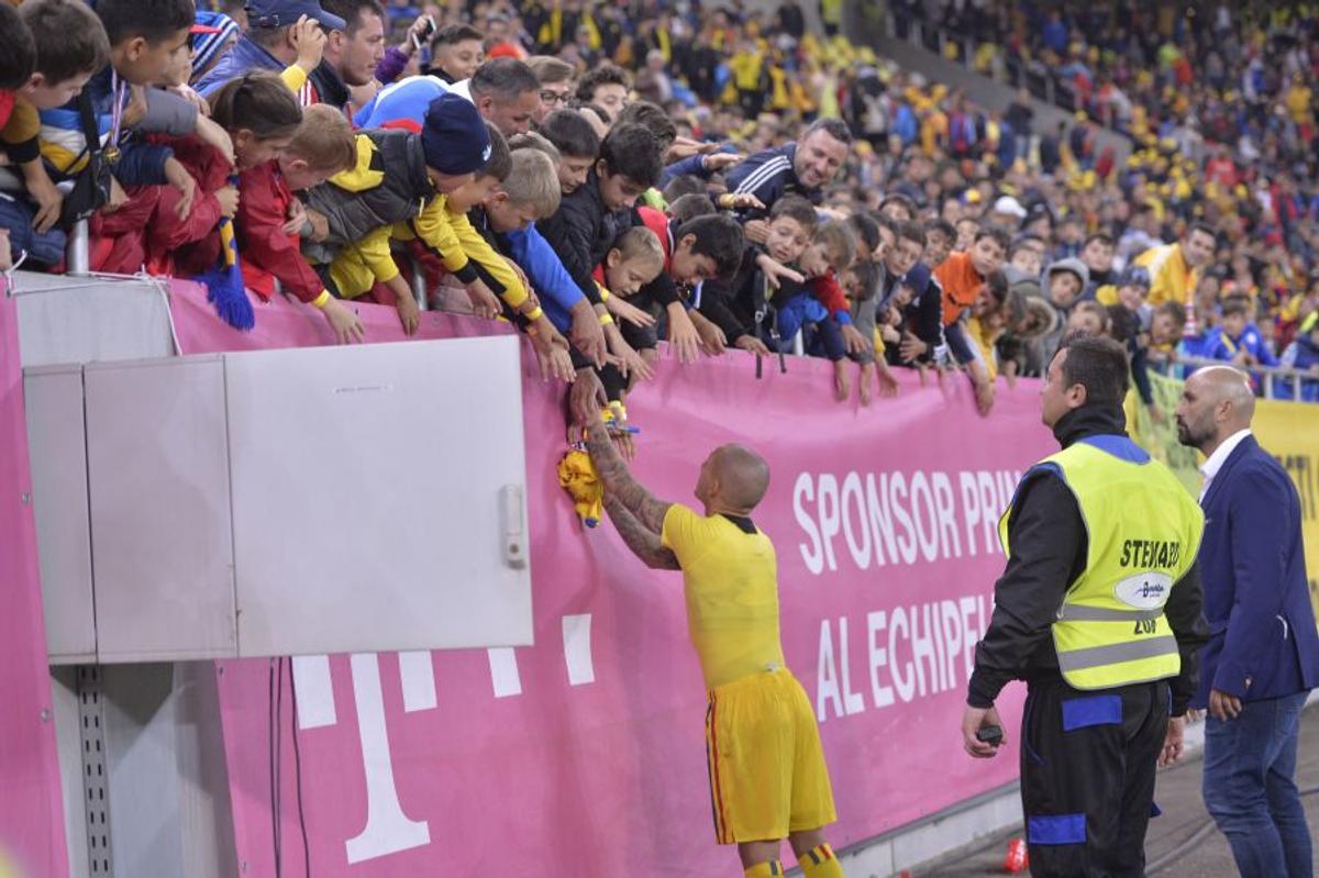 FOTO Naționala cu tricouri » Doar patru jucători le-au dat tricourile copiilor din tribune