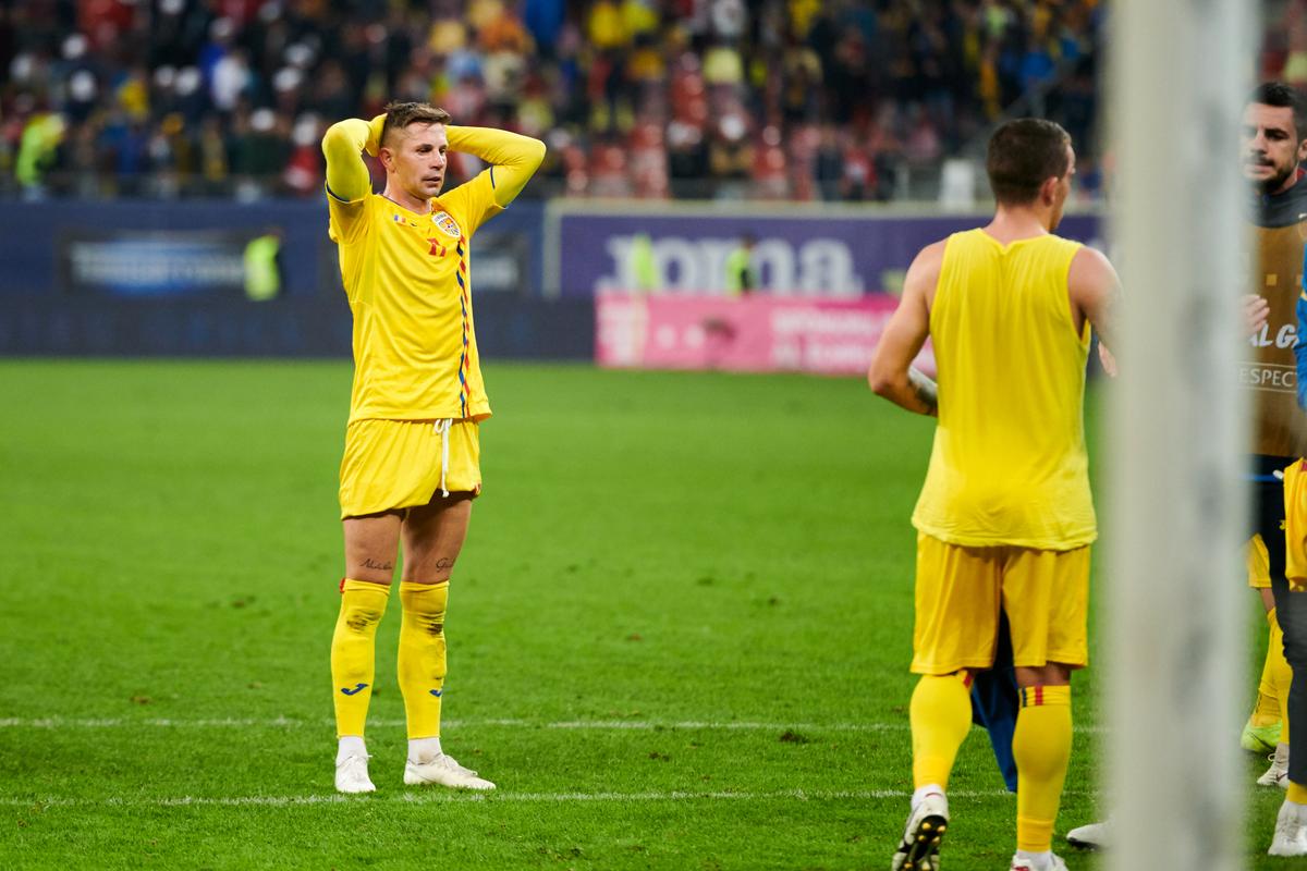 FOTO Naționala cu tricouri » Doar patru jucători le-au dat tricourile copiilor din tribune
