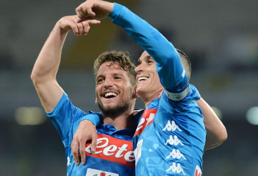 Mertens și Callejon, sărbătorind un gol al lui Napoli Aurelio de Laurentiis, patronul lui Napoli, afirmații uluitoare despre Mertens și Callejon: „Dacă vor să se vândă în China pentru o viață de rahat, e problema lor!”