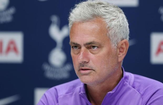 Tottenham se întărește în defensivă! Ce fundaș a semnat pe 5 ani cu formația lui Mourinho