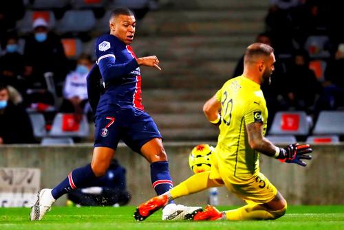Kylian Mbappe, în duel cu portarul lui Nîmes, foto: Guliver/gettyimages