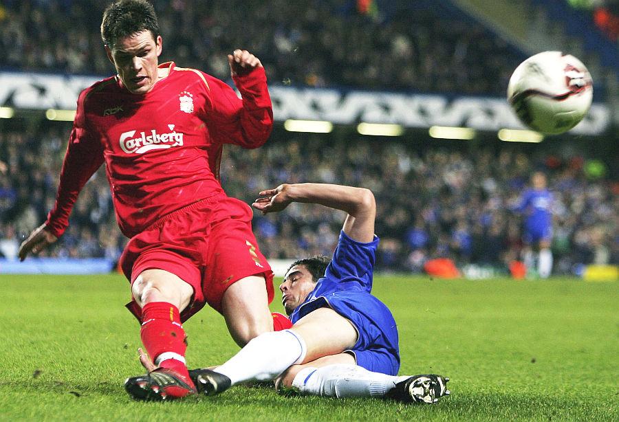Steve Finnan, în duelu cu Asier del Horno // FOTO: Guliver/GettyImages Un fost câștigător de Champions League cu Liverpool a ajuns în faliment și își vinde medaliile! Cât cere pentru pentru titlul european