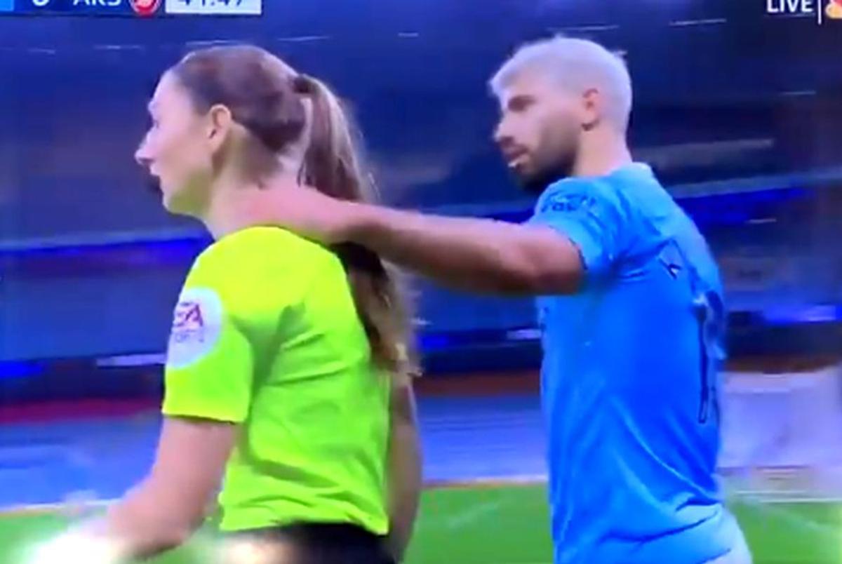 VIDEO Sergio Aguero a scandalizat lumea fotbalului! A luat arbitra de gât în Manchester City - Arsenal: „Ar trebui să fie interzis”